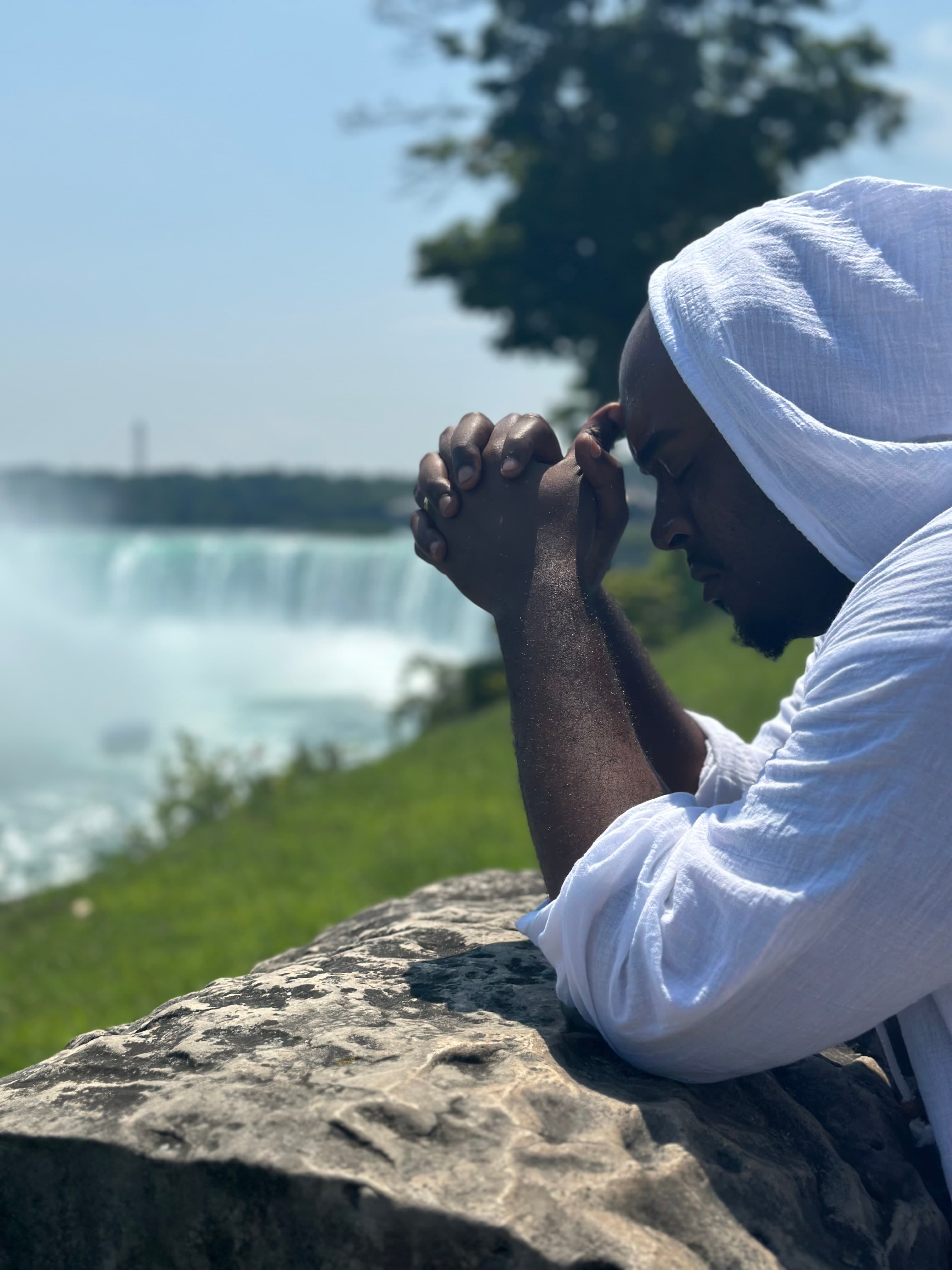 Lorenzo in prayer